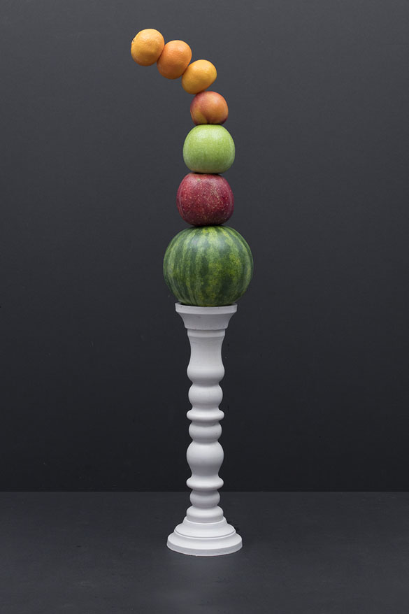 toren met vallend fruit in de vorm van een kromming bestaande uit verschillende kleuren