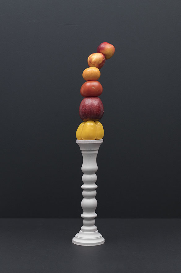 toren met vallend fruit in de vorm van een kromming bestaande uit verschillende kleuren