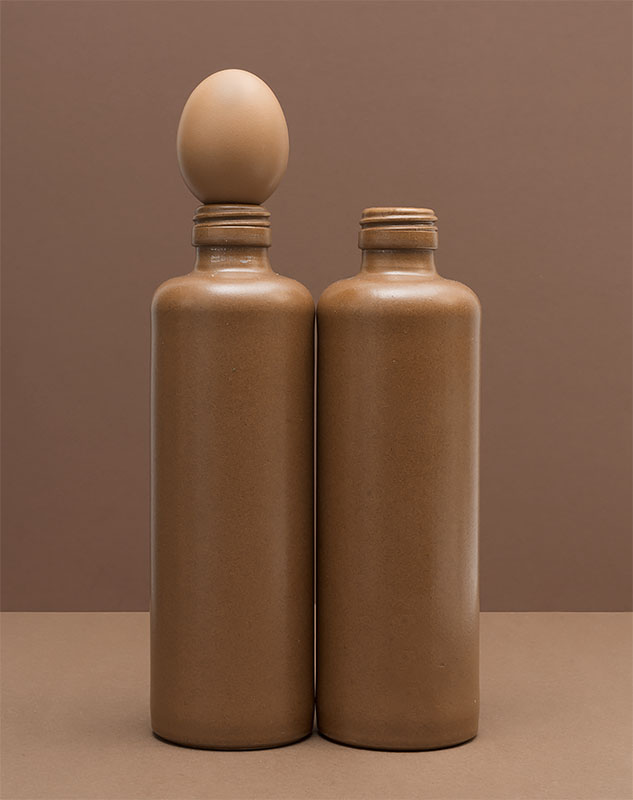 twee bruine schobbeler flesjes met één bruin ei